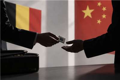 一名擁有中國與比利時雙國籍男子涉嫌竊取比利時晶片製造商的商業機密、再轉移至中國。(AI生成)