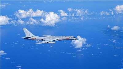 國防部公布今天(5日)上午8時24分起，陸續偵獲中共各型軍機20架次出海，其中12架次逾越中線，進入台灣北部、中部及東南空域。圖為轟6K轟炸機。（中新社提供）(圖：中央社)