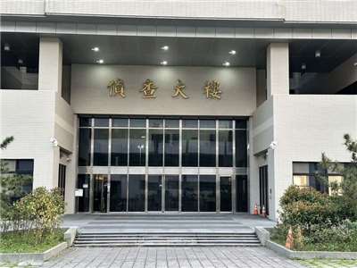 淡水陳姓藥師涉嫌對打工的女大生下藥案，後續再新增4名被害人出面控訴涉遭陳姓藥師性侵、性騷擾，全案已移送檢方擴大偵辦中。圖為士林地檢署外觀。(圖：中央社)