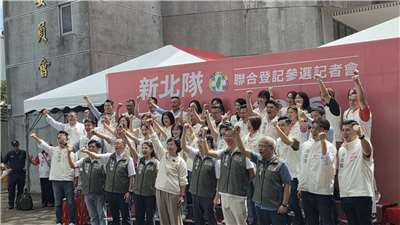 民進黨新北市長參選人蘇巧慧2日率領民進黨「新北隊」36位市議員參選人完成參選登記，展現團結出征氣勢 （劉玉秋攝）