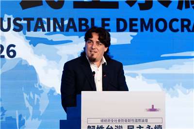 美國國防科技公司安杜里爾(Anduril Industries)創辦人拉奇(Palmer Luckey)19日於「全社會防衛韌性委員會國際論壇」發表專題演說。(楊仁翔 攝)