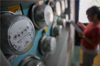 經濟部拍版10月電價按兵不動。圖為一處住宅的電表。資料照。