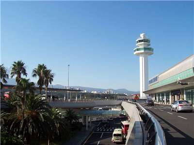 一名10多歲中國少年在濟州國際機場使用無線電竊聽塔台通訊而被韓國警方逮捕。圖為濟州國際機場。(圖：維基百科)