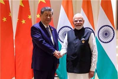 印度總理莫迪(Narendra Modi)12日在新德里的金磚國家(BRICS)峰會場邊會見中國國家主席習近平(左)。(X平台/@narendramodi)