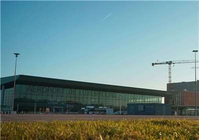 盧森堡機場(​Luxembourg Airport)18日晚間因為在機場附近和上空，發現「未經授權的無人飛行器系統」或無人機而暫停運作後，根據當局表示，19日已經恢復航班起降。  (圖:FB/Luxairport)