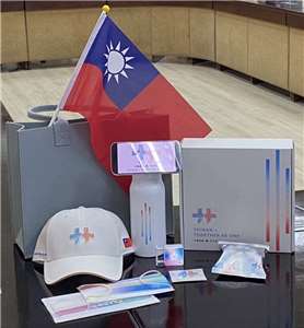 慶籌會21日開箱國慶禮賓袋紀念品。(陳念宜 攝)