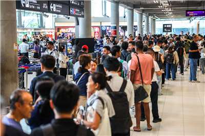 泰國曼谷連日大雨及洪災影響航空交通，曼谷機場現場一度相當混亂，大批各國旅客滯留。