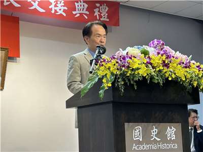 國史館今天(14日)新舊任館長交接儀式，卸下職務的陳儀深發表「畢業感言」。（趙婉淳 攝）