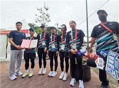 女子軟球代表隊摘下銀牌，運動部長李洋(左一)全程觀看，賽後也代表送上賀電祝賀。李洋也表示大家都盡力了，都很棒！(江昭倫 攝)