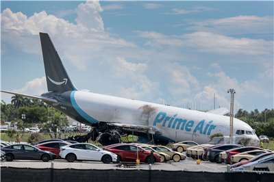 美國電商巨擘亞馬遜(Amazon)旗下Prime Air一架貨機，6日降落於邁阿密國際機場時衝出跑道墜毀。