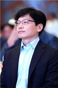 南韓法院今天(9日)裁定，遊戲大廠「世曼凱」(Smilegate)創辦人權赫彬(Kwon Hyuk-bin)(圖)與元配離婚訴訟，權赫彬須將價值逾2.5兆韓元(約新台幣600億元)財產分配給元配。(AFP)