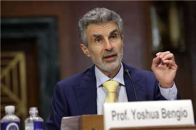 人工智慧(AI)研究先驅班吉歐(Yoshua Bengio)表示，人類正在失去對這項技術的控制，世界需要類似核武管制的防護規範。