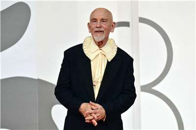 美國演員約翰馬可維奇(John Malkovich)於2026年9月3日出席第83屆威尼斯國際影展電影《野馬九號》首映紅毯活動。 (AFP)