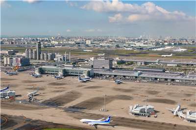 東京羽田機場起降的私人飛機、自用機等小型飛機，若不聽從管制員的指示達3次，將禁止機長使用羽田機場。圖為日本東京羽田機場的停機坪。(維基百科/CC BY-SA 4.0)
