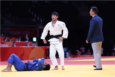 柔道男神楊勇緯(白衣) 在亞運60公斤級晉級8強。(中華代表團提供)