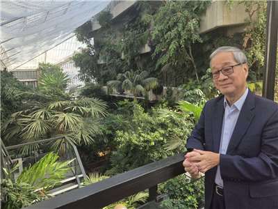 文化部長李遠6日展開英、法歐洲訪問行程，首站抵達倫敦，先參訪著名巴比肯藝術中心，對該中心溫室露台印象深刻。(江昭倫 攝)