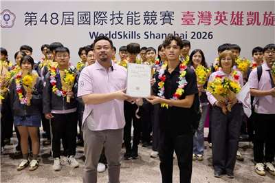 第48屆國際技能競賽落幕，台灣代表團28日下午返台，勞動部長洪申翰(前左)親自赴桃園國際機場接機，並帶來總統賴清德賀電，肯定選手們以堅持不懈的精神與精湛技藝為國家爭光。(圖：勞動部臉書)