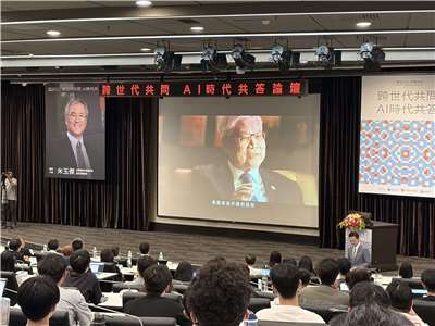 媒體15日舉辦論壇，邀請台積電執行副總經理暨共同營運長米玉傑與台大學生對話。台積電董事長魏哲家以視訊致詞時表示，他很喜歡一句座右銘「不要忘了我是誰」，從不認為自己在半導體領域的知識勝過其他同事。(蔡芃敏 攝)