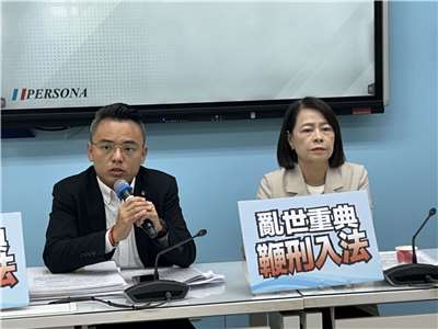 國民黨團首席副書記長洪孟楷(左)、書記長許宇甄(右)今天(30日)共同召開記者會，說明《刑法》修正草案，針對重大性暴力、毒駕、虐童致死致重傷及重大家中詐欺等犯罪，增列「強制編打」為刑法從刑。（趙婉淳 攝）