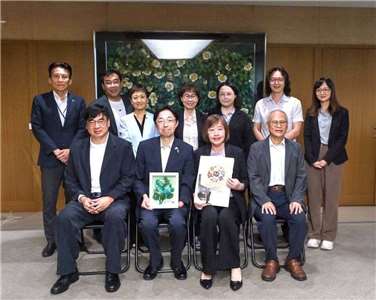 國發會副主任委員高仙桂(前排右2)會晤熊本縣知事木村敬(前排左2)，就台日地方創生政策等議題深入交換意見。(國發會提供)
