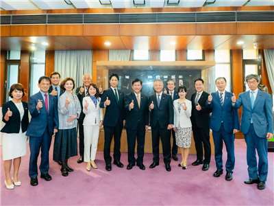 外交部長林佳龍(中)接見來訪的「日本維新會．中華民國(台灣)友好研討會台灣訪問團」 (外交部提供)