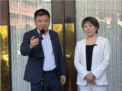 民眾黨團幹事長莊瑞雄(左)、書記長范雲(右)今天(29日)在議場前接受媒體採訪。（趙婉淳 攝）