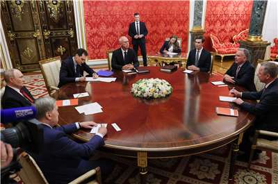 俄羅斯總統普丁(Vladimir Putin,左1)5日在克里姆林宮與美國特使庫許納(Jared Kushner,右3)與魏科夫(Steve Witkoff,右2)展開會談。