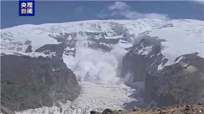中國新疆慕士塔格峰二號冰川日前發生雪崩，大量冰雪自峰頂傾瀉而下，瞬間形成雪霧雪牆。(圖:翻拍自央視)