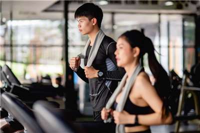 104人力銀行24日公布數據指出，2026年運動服務業平均每月徵才2.5萬人，較2020年成長139%。(示意圖/magnific)