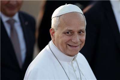 圖為教宗良十四世(Pope Leo XIV)抵達法國受到民眾歡迎。