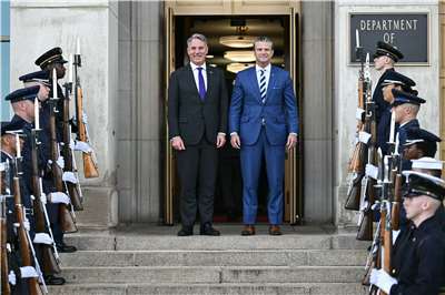 美國國防部長赫格塞斯(Pete Hegseth)(右)2日與澳洲防長馬勒斯(Richard Marles)在五角大廈接受儀隊致敬。