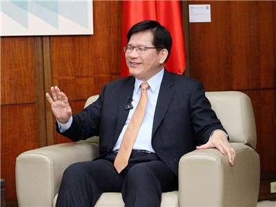 外交部長林佳龍接受中央廣播電臺「早安．台灣」節目專訪時表示，希望在宿霧設立辦事處，以便在南菲律賓提供更多服務 (央廣記者王照坤 攝)