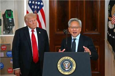 美國總統川普和輝達執行長黃仁勳反駁AI末日論。圖為川普2025年4月30日邀請黃仁勳等多位企業家到白宮參加投資美國活動。資料照片。