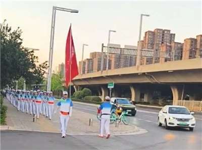 「暴走團」在中國主要由中老年人組成，參與者多穿著統一服裝，在領隊帶領下於公園或馬路集體健步，並攜帶外置音響播放強勁音樂。(圖翻攝微博@交通安全蜀黍)