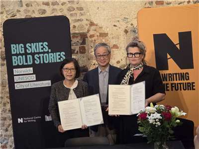 文化部長李遠(中)訪英國首座「世界文學之都」諾里奇，見證由駐英國代表處文化組組長楊婷媜(左)代表國立台灣文學館，與英國國家寫作中心執行長兼創意總監寶拉・桑切斯（Paula Sanchez）(右) 「新銳譯者導師計畫」（Emerging Translator Mentorships Programme），培育台灣文學翻譯人才。(江昭倫 攝)