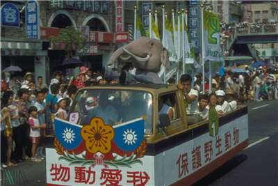 動物大搬家的林旺爺爺布偶裝先頭車隊。(檔案管理局提供)