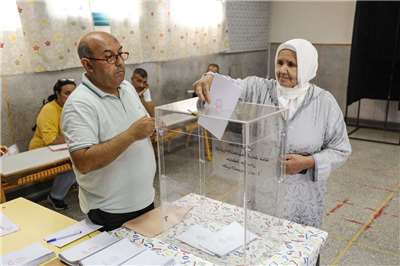 在摩洛哥首都拉巴特(Rabat)市中心一所學校的投票所中，一名婦女正在投票參加摩洛哥議會選舉。(AFP)