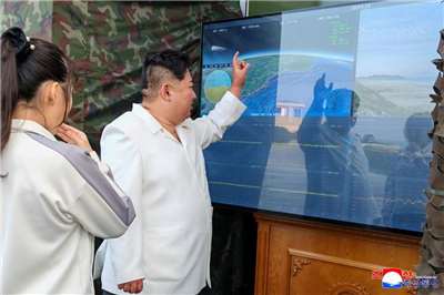 北韓官媒22日報導，北韓領導人金正恩親自視察「新型武器」系統試射。 (圖:KCNA)