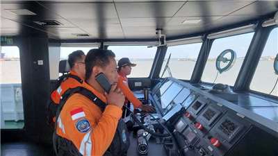 一艘載有243人的印尼渡輪12日從東爪哇省(East Java)泗水(Surabaya)出發，隨後遭遇惡劣天候，並於13日凌晨與所屬航運公司失聯。圖為救援人員進行搜救行動。
