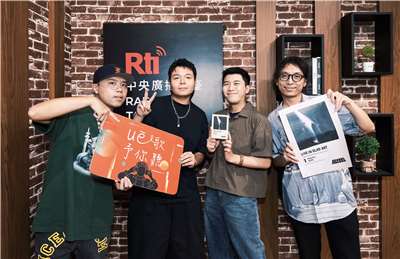 內克(右二)與新時代進香團STACO(左一)、ERIC(左二)與宗訓(右一)之合照