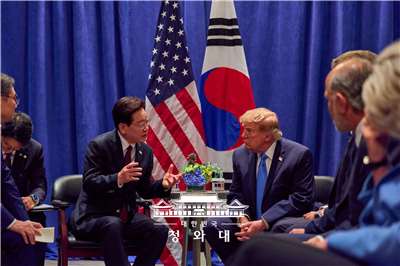 南韓總統李在明與美國總統川普(Donald Trump)在聯合國大會場邊會談。(圖:X@Jaemyung_Lee)