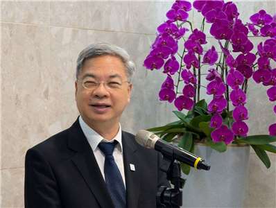 經濟部長龔明鑫表示，無論最低工資審議結果如何調漲，經濟部都會與勞動部討論配套措施。(謝佳興 攝)
