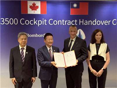 經濟部長龔明鑫(左1)、加拿大駐台北貿易辦事處代表何曼麗(右1)共同見證下，漢翔董事長曹進平(左2)與龐巴迪專案暨供應鏈執行副總裁費利恩(右2)完成Challenger 3500商務客機(CL3500)駕駛艙暨前機身結構組件策略合作協議(STA)換約。(謝佳興 攝)