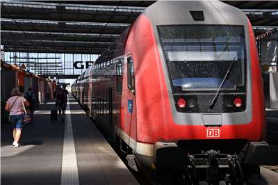 德國鐵路(Deutsche Bahn)誤點率偏高，研究放寬停駛規則。資料照片。