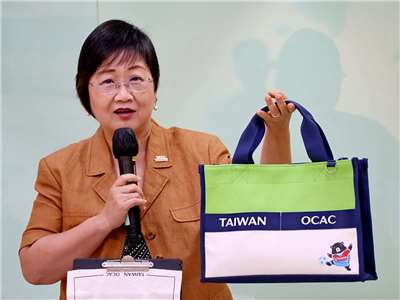僑委會委員長徐佳青30日舉行記者會開箱今年要送給回台僑胞的禮物，以及裝著實用小物的「三合一團結包」。 (央廣記者王照坤 攝)