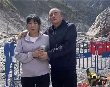 中國女警文燕日前在西藏邊境土石流災難中失聯，其父母7日到現場帶走一罐泥土，並在網上發文說：「今天沒能把你帶回家，很遺憾。」(圖翻攝微博@段郎說事)