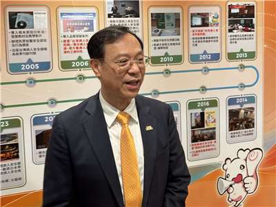 衛福部長石崇良16日出席活動前談到健康幣的初步規劃情況。(楊雨青攝)