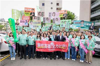 民進黨高雄市長參選人、立委賴瑞隆今天(2日)率「高雄大聯盟」登記參選，宣示接棒拚回本壘。(賴瑞隆競辦提供)