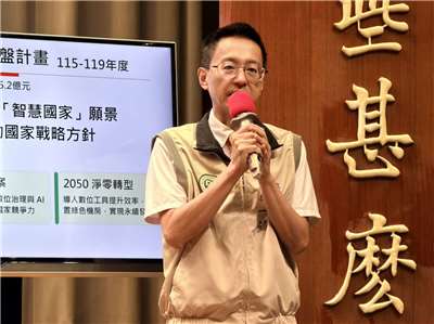 疾管署署長羅一鈞24日於行政院會記者會上說明近日流感疫情。(鄭佑漢 攝)