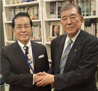 國民黨今天(17日)發布新聞稿表示，正在日本訪問的國民黨副主席張榮恭(左)昨天(16日)分別拜會眾議員、前首相石破茂(右)等人。（國民黨提供）